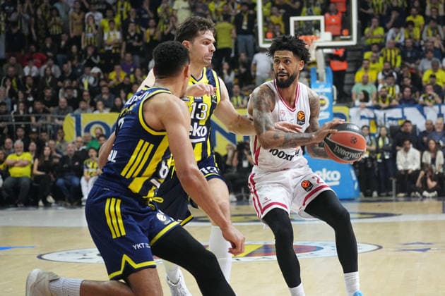 ISTANBUL, TURKEY - JANUARY 6: Tarik Biberovic (L) of Fenerbahce Beko and Tyler Dorsey (R) of Olympiacos Piraeus in action during the EuroLeague Regular Season Round 20 match between Fenerbahce Beko Istanbul and Olympiacos Piraeus at Ulker Sports Arena on January 6, 2026 in Istanbul, Turkey. Istanbul Turkey Copyright: xSeskimphotox FBahce-Olympiakos-060126 (148)