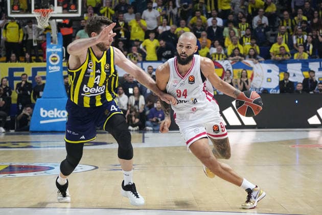ISTANBUL, TURKEY - JANUARY 6: Nicolo Melli (L) of Fenerbahce Beko and Evan Fournier (R) of Olympiacos Piraeus in action during the EuroLeague Regular Season Round 20 match between Fenerbahce Beko Istanbul and Olympiacos Piraeus at Ulker Sports Arena on January 6, 2026 in Istanbul, Turkey. Istanbul Turkey Copyright: xSeskimphotox FBahce-Olympiakos-060126 (153)