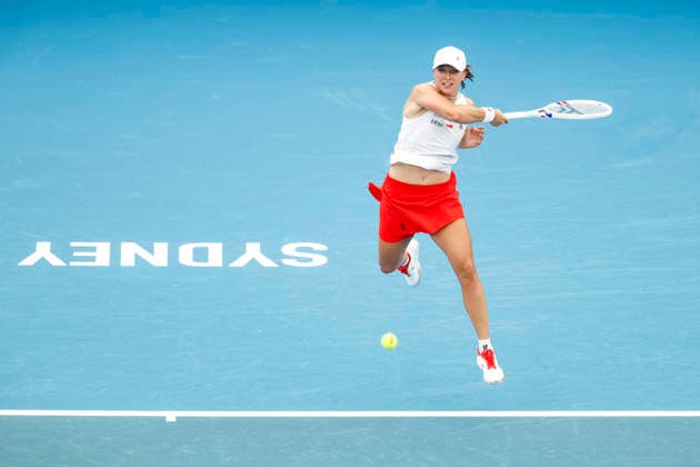 TENNIS UNITED CUP SYDNEY, Iga Swiatek of team Poland serves in her Group F singles match against Suzan Lamens of Team Netherlands during day six of the 2026 United Cup at Ken Rosewall Arena in Sydney, Wednesday, January 7, 2026. ( NO ARCHIVING, EDITORIAL USE ONLY SYDNEY NEW SOUTH WALES AUSTRALIA  Copyright: xMARKxEVANSx 20260107149128862975