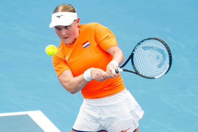TENNIS UNITED CUP SYDNEY, Suzan Lamens of Team Netherlands plays a backhand in her Group F singles match against Iga Swiatek of team Poland during day six of the 2026 United Cup at Ken Rosewall Arena in Sydney, Wednesday, January 7, 2026. ( NO ARCHIVING, EDITORIAL USE ONLY SYDNEY NEW SOUTH WALES AUSTRALIA  Copyright: xMARKxEVANSx 20260107126299130000
