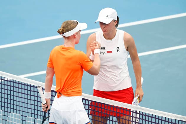 TENNIS UNITED CUP SYDNEY, Iga Swiatek of team Poland shakes hands with Suzan Lamens of Team Netherlands after winning her Group F singles match during day six of the 2026 United Cup at Ken Rosewall Arena in Sydney, Wednesday, January 7, 2026. ( NO ARCHIVING, EDITORIAL USE ONLY SYDNEY NEW SOUTH WALES AUSTRALIA  Copyright: xMARKxEVANSx 20260107150107468583