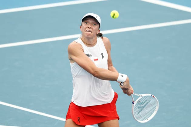 TENNIS UNITED CUP SYDNEY, Iga Swiatek of team Poland plays a backhand in her Group F singles match against Suzan Lamens of Team Netherlands during day six of the 2026 United Cup at Ken Rosewall Arena in Sydney, Wednesday, January 7, 2026. ( NO ARCHIVING, EDITORIAL USE ONLY SYDNEY NEW SOUTH WALES AUSTRALIA  Copyright: xMARKxEVANSx 20260107125749228732