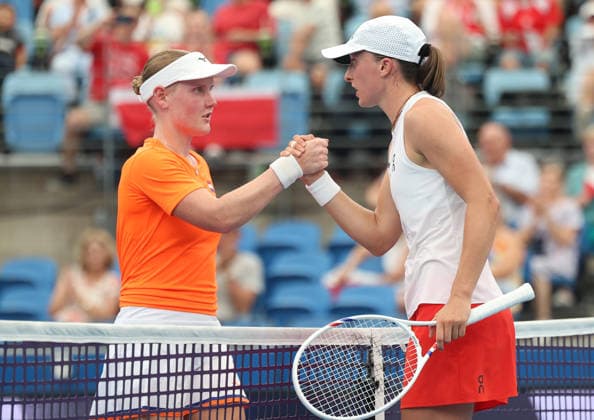 January 7, 2026, Sydney, New South Wales, Australia: IGA SWIATEK of Poland and SUZAN LAMENS of Netherlands after the match in the single competition group F during the United Cup at Ken Rosewall Arena, Sydney, Australia. Sydney Australia - ZUMAc278 20260107_zsp_c278_021 Copyright: xMarcinxCholewinskix