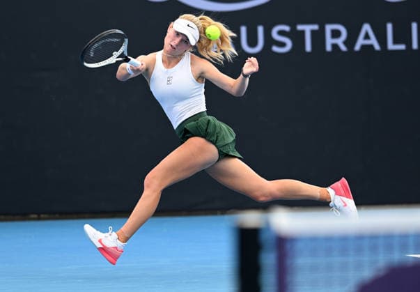 TENNIS BRISBANE INTERNATIONAL, Emerson Jones of Australia in action against Liudmila Samsonova of Russia during day four of the Brisbane International tennis tournament at Pat Rafter Arena in Brisbane, Wednesday, January 7, 2026. ( NO ARCHIVING, EDITORIAL USE ONLY BRISBANE QUEENSLAND AUSTRALIA  Copyright: xDARRENxENGLANDx 20260107165800319889