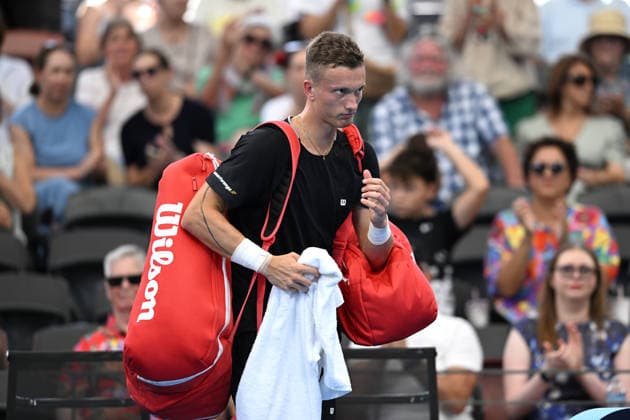TENNIS BRISBANE INTERNATIONAL, Jiri Lehecka of the Czech Republic is seen retiring with an injury during his match against Sebastian Korda of the USA during day four of the Brisbane International tennis tournament at Pat Rafter Arena in Brisbane, Wednesday, January 7, 2026. ( NO ARCHIVING, EDITORIAL USE ONLY BRISBANE QUEENSLAND AUSTRALIA  Copyright: xDARRENxENGLANDx 20260107194894381141