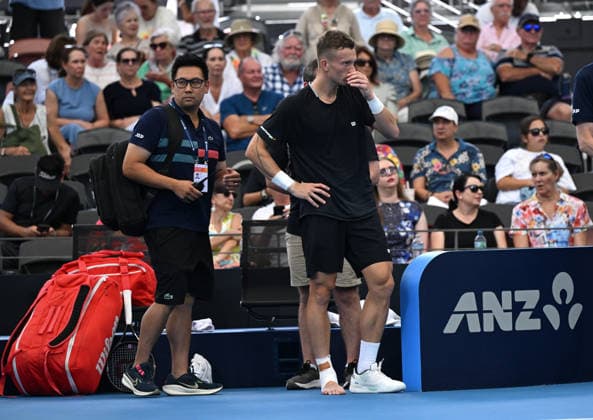 TENNIS BRISBANE INTERNATIONAL, Jiri Lehecka (centre) of the Czech Republic is seen retiring with an injury during his match against Sebastian Korda of the USA during day four of the Brisbane International tennis tournament at Pat Rafter Arena in Brisbane, Wednesday, January 7, 2026. ( NO ARCHIVING, EDITORIAL USE ONLY BRISBANE QUEENSLAND AUSTRALIA  Copyright: xDARRENxENGLANDx 20260107160718237370