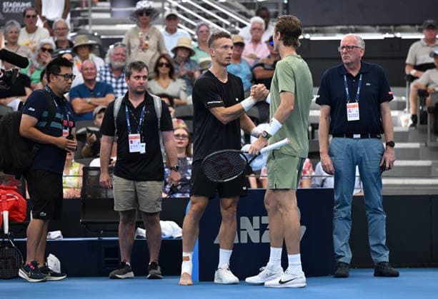 TENNIS BRISBANE INTERNATIONAL, Jiri Lehecka (centre) of the Czech Republic congratulates Sebastian Korda of the USA after he retired with an injury during his match against Sebastian Korda of the USA during day four of the Brisbane International tennis tournament at Pat Rafter Arena in Brisbane, Wednesday, January 7, 2026. ( NO ARCHIVING, EDITORIAL USE ONLY BRISBANE QUEENSLAND AUSTRALIA  Copyright: xDARRENxENGLANDx 20260107162580040110