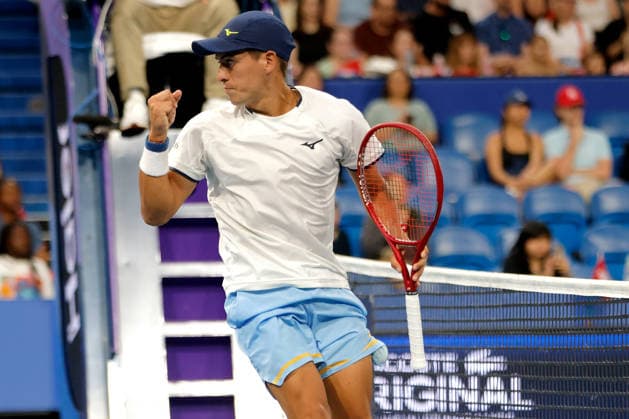 TENNIS UNITED CUP PERTH, Sebastian Baez of Argentina in action against Stan Wawrinka of Switzerland during the United Cup quarter-final match between Argentina and Switzerland at RAC Arena in Perth, Wednesday, January 7, 2026. ( NO ARCHIVING, EDITORIAL USE ONLY PERTH Western Australia Australia  Copyright: xRICHARDxWAINWRIGHTx 20260107140707196134