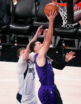 (260107) -- SACRAMENTO, Jan. 7, 2026 -- Zach LaVine (R) of Sacramento Kings jumps for a shoot during the 2025-2026 NBA, Basketball Herren, USA regular season basketball match between Dallas Mavericks and Sacramento Kings in Sacramento, the United States, Jan. 6, 2026. (Photo by Xinhua) (SP)U.S.-SACRAMENTO-BASKETBALL-NBA-DALLAS MAVERICKS VS SACRAMENTO KINGS SunxYuxuan 