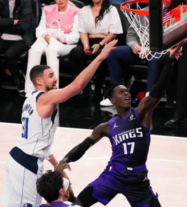 (260107) -- SACRAMENTO, Jan. 7, 2026 -- Dennis Schroder (R) of Sacramento Kings goes up for a layup during the 2025-2026 NBA, Basketball Herren, USA regular season basketball match between Dallas Mavericks and Sacramento Kings in Sacramento, the United States, Jan. 6, 2026. (Photo by Xinhua) (SP)U.S.-SACRAMENTO-BASKETBALL-NBA-DALLAS MAVERICKS VS SACRAMENTO KINGS SunxYuxuan 