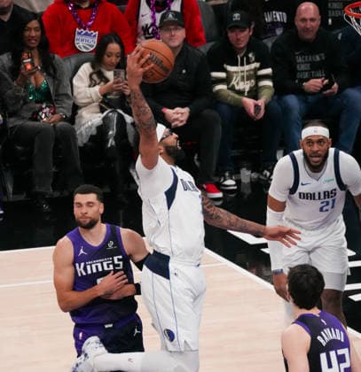 (260107) -- SACRAMENTO, Jan. 7, 2026 -- Anthony Davis (2nd L) of Dallas Mavericks dunks during the 2025-2026 NBA, Basketball Herren, USA regular season basketball match between Dallas Mavericks and Sacramento Kings in Sacramento, the United States, Jan. 6, 2026. (Photo by Xinhua) (SP)U.S.-SACRAMENTO-BASKETBALL-NBA-DALLAS MAVERICKS VS SACRAMENTO KINGS SunxYuxuan 