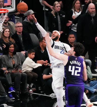 (260107) -- SACRAMENTO, Jan. 7, 2026 -- Daniel Gafford (top) of Dallas Mavericks goes up for a layup during the 2025-2026 NBA, Basketball Herren, USA regular season basketball match between Dallas Mavericks and Sacramento Kings in Sacramento, the United States, Jan. 6, 2026. (Photo by Xinhua) (SP)U.S.-SACRAMENTO-BASKETBALL-NBA-DALLAS MAVERICKS VS SACRAMENTO KINGS SunxYuxuan 