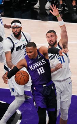 (260107) -- SACRAMENTO, Jan. 7, 2026 -- Russell Westbrook (C) of Sacramento Kings competes during the 2025-2026 NBA, Basketball Herren, USA regular season basketball match between Dallas Mavericks and Sacramento Kings in Sacramento, the United States, Jan. 6, 2026. (Photo by Xinhua) (SP)U.S.-SACRAMENTO-BASKETBALL-NBA-DALLAS MAVERICKS VS SACRAMENTO KINGS SunxYuxuan 