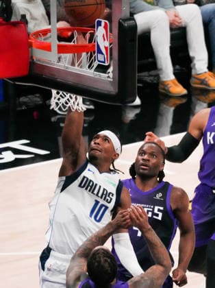 (260107) -- SACRAMENTO, Jan. 7, 2026 -- Brandon Williams (L) of Dallas Mavericks goes up for a layup during the 2025-2026 NBA, Basketball Herren, USA regular season basketball match between Dallas Mavericks and Sacramento Kings in Sacramento, the United States, Jan. 6, 2026. (Photo by Xinhua) (SP)U.S.-SACRAMENTO-BASKETBALL-NBA-DALLAS MAVERICKS VS SACRAMENTO KINGS SunxYuxuan 