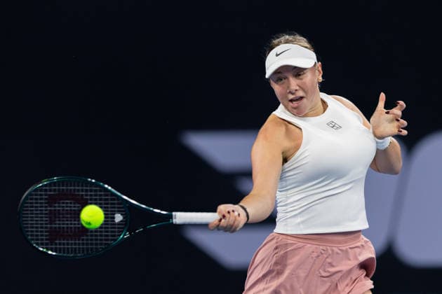 January 7, 2026, Brisbane, Qld, Australia: AMANDA ANISIMOVA of the United States plays a forehand during her WomenÃ¢â‚¬â ¢s Singles round of 32 match against KIMBERLEY BIRRELL of Australia at the Brisbane International. Brisbane Australia - ZUMAt173 20260107_zsp_t173_055 Copyright: xStephanexThomasx