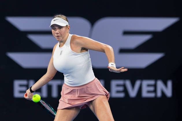 January 7, 2026, Brisbane, Qld, Australia: AMANDA ANISIMOVA of the United States plays a forehand during her WomenÃ¢â‚¬â ¢s Singles round of 32 match against KIMBERLEY BIRRELL of Australia at the Brisbane International. Brisbane Australia - ZUMAt173 20260107_zsp_t173_058 Copyright: xStephanexThomasx
