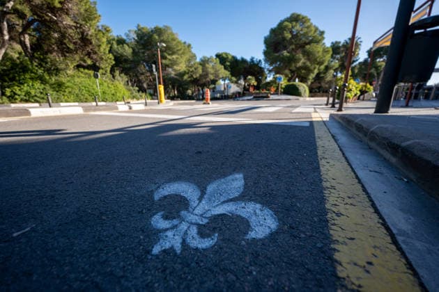 The lily symbol can be seen on a street in El Saler ESP, SV Darmstadt 98, Football, 2 Bundesliga, Training camp in El Saler, 4 day, 07 01 2026 ESP, SV Darmstadt 98, Football, 2 Bundesliga, Training camp in El Saler, 4 day El Saler Copyright: xEibner-Pressefoto FlorianxWiegandx EP_FWD