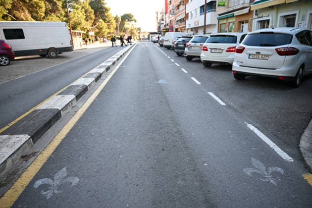 The lily symbol can be seen on a street in El Saler ESP, SV Darmstadt 98, Football, 2 Bundesliga, Training camp in El Saler, 4 day, 07 01 2026 ESP, SV Darmstadt 98, Football, 2 Bundesliga, Training camp in El Saler, 4 day El Saler Copyright: xEibner-Pressefoto FlorianxWiegandx EP_FWD
