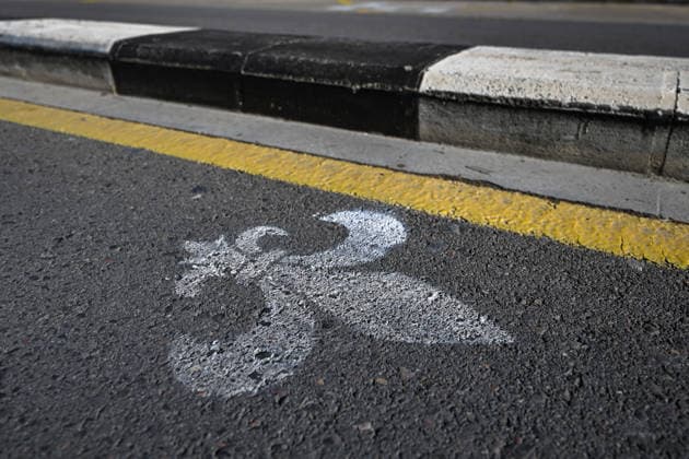 The lily symbol can be seen on a street in El Saler ESP, SV Darmstadt 98, Football, 2 Bundesliga, Training camp in El Saler, 4 day, 07 01 2026 ESP, SV Darmstadt 98, Football, 2 Bundesliga, Training camp in El Saler, 4 day El Saler Copyright: xEibner-Pressefoto FlorianxWiegandx EP_FWD