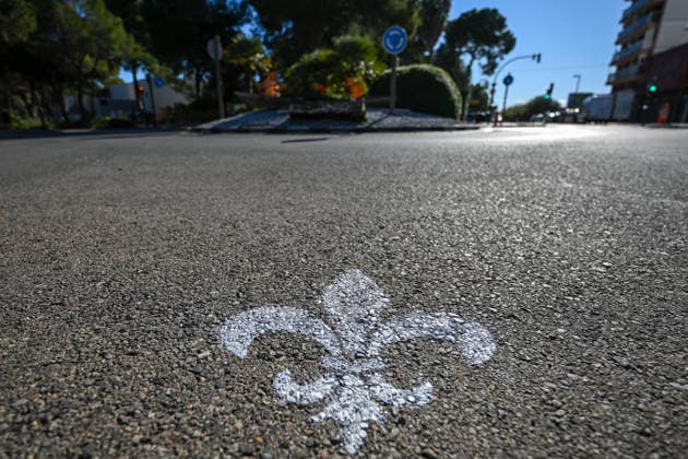 The lily symbol can be seen on a street in El Saler ESP, SV Darmstadt 98, Football, 2 Bundesliga, Training camp in El Saler, 4 day, 07 01 2026 ESP, SV Darmstadt 98, Football, 2 Bundesliga, Training camp in El Saler, 4 day El Saler Copyright: xEibner-Pressefoto FlorianxWiegandx EP_FWD