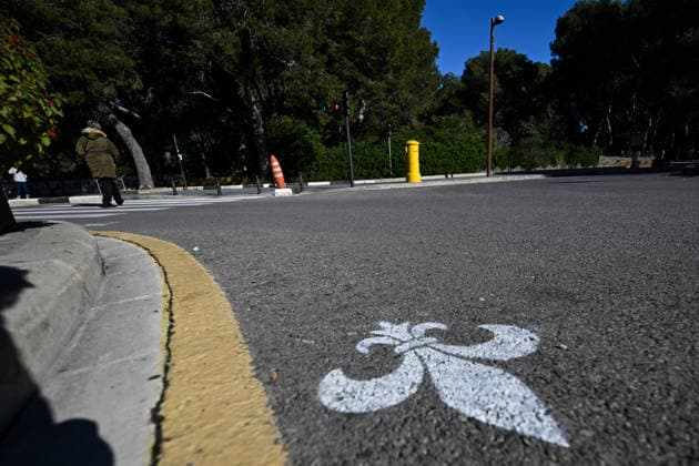 The lily symbol can be seen on a street in El Saler ESP, SV Darmstadt 98, Football, 2 Bundesliga, Training camp in El Saler, 4 day, 07 01 2026 ESP, SV Darmstadt 98, Football, 2 Bundesliga, Training camp in El Saler, 4 day El Saler Copyright: xEibner-Pressefoto FlorianxWiegandx EP_FWD