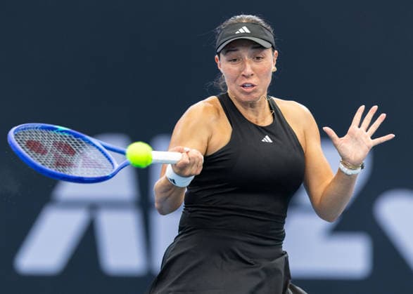 January 7, 2026, Brisbane, Qld, Australia: JESSICA PEGULA of the United States plays a forehand during her Women s Singles round of 32 match against A. Kalinskaya of Russia at the Brisbane International. Pegula won 6:2, 2:6, 6:4. Brisbane Australia - ZUMAt173 20260107_zsp_t173_008 Copyright: xStephanexThomasx
