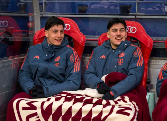 06 01 2026, Soccer 1 Bundesliga 2025 2026, Test match RB Salzburg FC Bayern Munich, in the Red Bull Arena Salzburg Austria , from left Deniz Ofli FC Bayern Munich , Felipe Chavez Bayern Munich on the bench