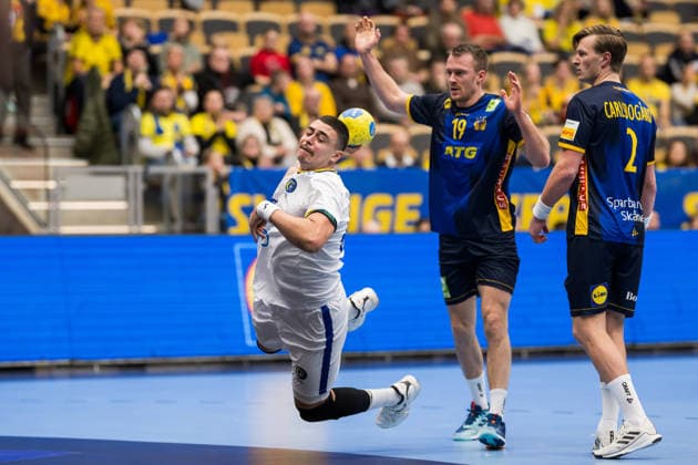 260107 Guilherme Borges of Brazil as well as Felix Claar and Jonathan Carlsbogard of Sweden during the international friendly handball match between Sweden and Brazil on January 7, 2026 in Partille Photo Mathias Bergeld BILDBYRAN kod MB MB1272 handball handball handball international friendly sverige sweden brazil bbeng träningsmatch träningslandskamp  Copyright: MATHIASxBERGELD BB260107MB015
