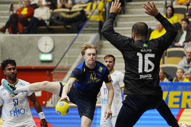 GOTHENBURG, SWEDEN 20260107 Swedens Eric Johansson takes on Brazils goalkeeper Rangel da Rosa during Wednesdays international handball match between Sweden and Brazil at Partille arena GOTHENBURG SWEDEN x9200x  Copyright: xBjörnxLarssonxRosvall TTx HANDBOLL SVERIGE-BRASILIEN