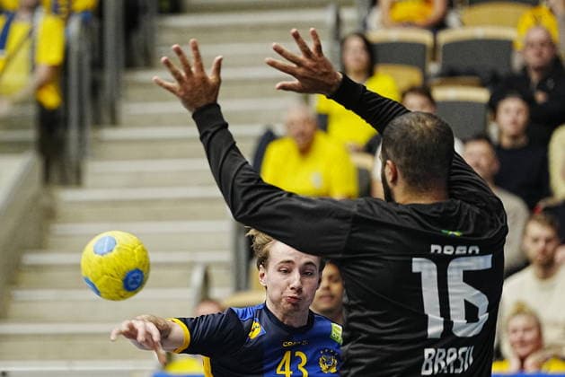 GÖTEBORG, SWEDEN 20260107 Swedens Felix Montebovi against Brazils goalkeeper Rangel da Rosa during Wednesdays international handball match between Sweden and Brazil in Partille arena GÖTEBORG SWEDEN x9200x  Copyright: xBjörnxLarssonxRosvall TTx HANDBOLL SVERIGE-BRASILIEN