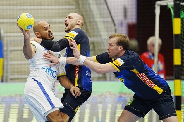 Brazil s Tarcisio Freitas against Sweden s Lukas Sandell and Max Darj during the friendly handball match between Sweden and Brazil at Partille arena, Gothenburg, Sweden, January 07, 2025 GÖTEBORG SWEDEN x9200x  Copyright: xBjörnxLarssonxRosvall TTx HANDBALL SWEDEN-BRAZIL