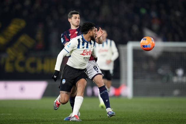 Atalanta s Ederson fights for the ball with Bologna s Remo Freuler during the Serie A soccer match between Bologna and Atalanta at the Renato DallÕAra Stadium in Bologna, north Italy - Wednesday, January 7, 2026 -  Copyright: xMassimoxPaolone LaPressex