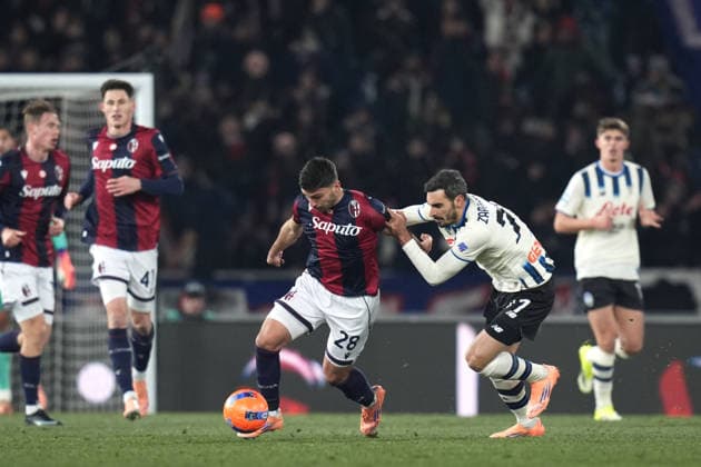 Bologna s Nicolo Cambiaghi fights for the ball with AtalantaÕs Davide Zappacosta during the Serie A soccer match between Bologna and Atalanta at the Renato DallÕAra Stadium in Bologna, north Italy - Wednesday, January 7, 2026 -  Copyright: xMassimoxPaolone LaPressex