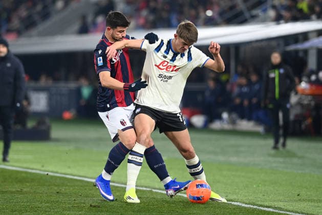 CALCIO - Serie A - Bologna FC vs Atalanta BC charles de ketelaere (Atalanta Bc) hindered by Riccardo Orsolini (Bologna Fc) during Bologna FC vs Atalanta BC, Italian soccer Serie A match in Bologna, Italy, January 07 2026 Bologna Italy  Copyright: xIPAxSport ABACAx