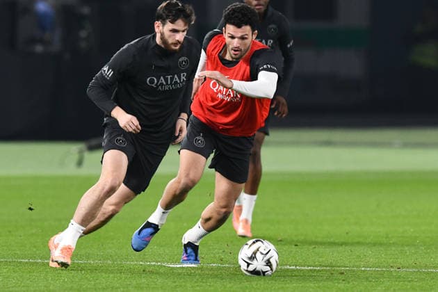 Ahead of Olympique Marseille v Paris Saint-Germain - French Super Cup KUWAIT CITY, KUWAIT - JANUARY 7: Paris Saint-Germain player Khvicha Kvaratskhelia (L) takes part in a training session ahead of the Super Cup match against Olympique Marseille at Jaber Al-Ahmad International Stadium in Kuwait City, Kuwait, on January 7, 2026. Jaber Abdulkhaleq Anadolu Kuwait City Kuwait. Editorial use only. Please get in touch for any other usage.  Copyright: x2026xAnadoluxJaberxAbdulkhaleqx