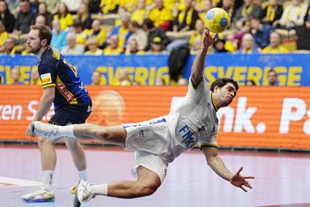 GOTHENBURG, SWEDEN 20260107 Brazil s Leonardo Abrahao 9 against Sweden s Oscar Bergendahl during Wednesday s international handball match between Sweden and Brazil at Partille Arena GÖTEBORG SWEDEN x9200x  Copyright: xBjörnxLarssonxRosvall TTx HANDBALL SWEDEN-BRAZIL