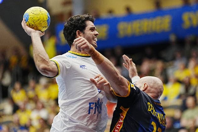 GOTHENBURG, SWEDEN 20260107 Brazil s Leonardo Abrahao against Sweden s Oscar Bergendahl during the friendly handball match between Sweden and Brazil at Partille arena, Gothenburg, Sweden, January 07, 2025 GÖTEBORG SWEDEN x9200x  Copyright: xBjörnxLarssonxRosvall TTx HANDBALL SWEDEN-BRAZIL
