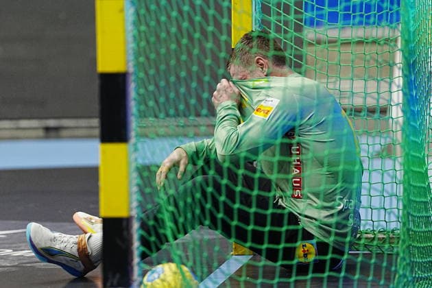 GOTHENBURG, SWEDEN 20260107 Sweden s goalkeeper Andreas Palicka suffers a problem with his lens after a shot to the face during Wednesday s international handball match between Sweden and Brazil at Partille Arena GÖTEBORG SWEDEN x9200x  Copyright: xBjörnxLarssonxRosvall TTx HANDBALL SWEDEN-BRAZIL