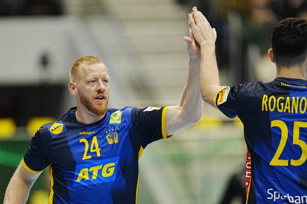 GOTHENBURG, SWEDEN 20260107 Sweden s Jim Gottfridsson and Nikola Roganovic celebrate during Wednesday s international handball match between Sweden and Brazil at Partille Arena GÖTEBORG SWEDEN x9200x  Copyright: xBjörnxLarssonxRosvall TTx HANDBALL SWEDEN-BRAZIL