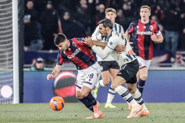January 7, 2026, Bologna, BOLOGNA: Bologna s NicolÃ² Cambiaghi (L) and Atalanta s Davide Zappacosta in action during the Italian Serie A soccer match Bologna FC vs Atalanta BC at Renato Dall Ara stadium in Bologna, Italy, 7 January 2026. ANSA SERENA CAMPANINI. Soccer: Serie A ; Bologna-Atalanta  - ZUMAa110 20260107_zaf_a110_026 Copyright: xSerenaxCampaninix