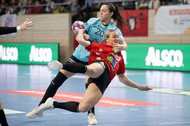 Handball Bundesliga Women, Season 2025 2026 SV Union Halle Neustadt vs Thüringer HC Halle, Germany 07 January 2026 In the picture from left in duel Jana Leonie Scheib Thueringer HC and Lea Gruber Halle Halle Saale SWH Arena Sachsen Anhalt Germany