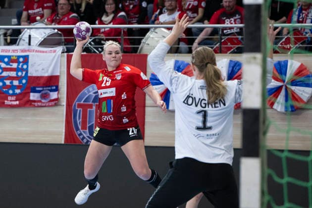 Handball Bundesliga Women, Season 2025 2026 SV Union Halle Neustadt vs Thüringer HC Halle, Germany 07 January 2026 In the picture from left Lilli Röpke Roepke Halle and goalkeeper Loevgren Hallberg Thueringer HC Halle Saale SWH Arena Sachsen Anhalt Germany