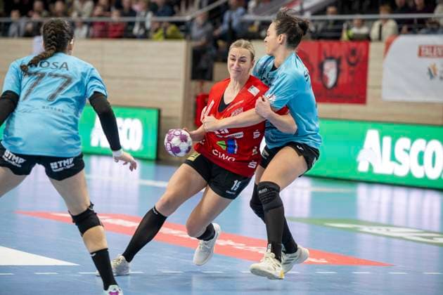 Handball Bundesliga Women, Season 2025 2026 SV Union Halle Neustadt vs Thüringer HC Halle, Germany 07 January 2026 In the picture from left Kelly de Abreu Rosa Eisenach , Lea Gruber Halle and Jana Leonie Scheib Thueringer HC Halle Saale SWH Arena Sachsen Anhalt Germany