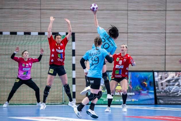 Handball Bundesliga Women, Season 2025 2026 SV Union Halle Neustadt vs Thüringer HC Halle, Germany 07 January 2026 In the picture from left Lynn Molenaar Halle , Jana Leonie Scheib Thueringer HC , Luca Farago Thueringer HC and Lea Gruber Halle Halle Saale SWH Arena Sachsen Anhalt Germany