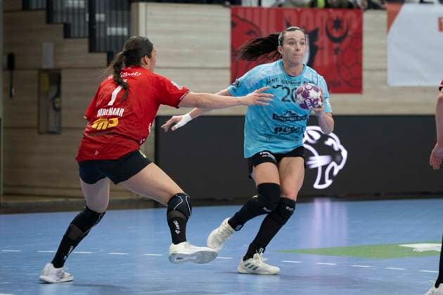 Handball Bundesliga Women, Season 2025 2026 SV Union Halle Neustadt vs Thüringer HC Halle, Germany 07 January 2026 In the picture from left Lynn Molenaar Halle and Jana Leonie Scheib Thueringer HC Halle Saale SWH Arena Sachsen Anhalt Germany