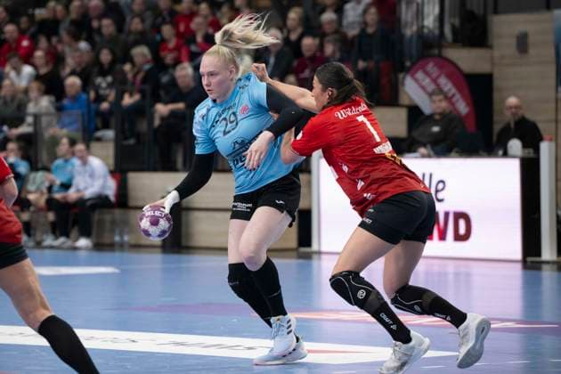 Handball Bundesliga Women, Season 2025 2026 SV Union Halle Neustadt vs Thüringer HC Halle, Germany 07 January 2026 In the picture from left in duel Johanna Reichert Thueringer HC and Lynn Molenaar Halle Halle Saale SWH Arena Sachsen Anhalt Germany