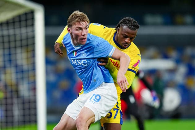 SSC Napoli v Hellas Verona FC - Serie A Enilive Scott McTominay of SSC Napoli and Armel Bella-Kotchap of Hellas Verona FC compete for the ball during the serie Serie A Enilive match between SSC Napoli and Hellas Verona FC at Stadio Diego Armando Maradona on January 7, 2026 in Naples, Italy Naples Stadio Diego Armando Maradona Naples Italy Copyright: xGiuseppexMaffiax 260107SerieA_Napolii_Verona_GM_07859