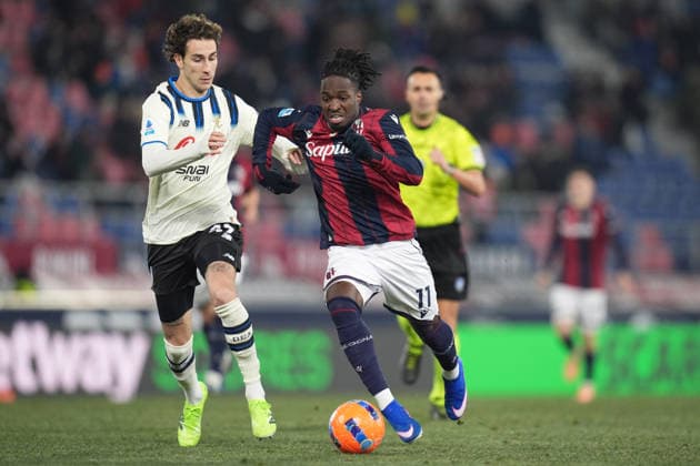 Bologna s Jonathan Rowe fights for the ball with AtalantaÕs Giorgio Scalvini during the Serie A soccer match between Bologna and Atalanta at the Renato DallÕAra Stadium in Bologna, north Italy - Wednesday, January 7, 2026 -  Copyright: xMassimoxPaolone LaPressex