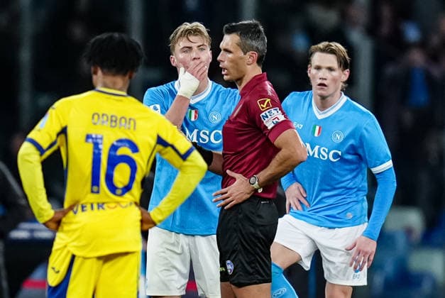 SSC Napoli v Hellas Verona FC - Serie A Enilive Rasmus Hojlund of SSC Napoli protests with referee Matteo Marchetti after his goal was disallowed by VAR during the serie Serie A Enilive match between SSC Napoli and Hellas Verona FC at Stadio Diego Armando Maradona on January 7, 2026 in Naples, Italy Naples Stadio Diego Armando Maradona Naples Italy Copyright: xGiuseppexMaffiax 260107SerieA_Napolii_Verona_GM_09452