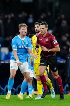 SSC Napoli v Hellas Verona FC - Serie A Enilive Rasmus Hojlund of SSC Napoli protests with referee Matteo Marchetti after his goal was disallowed by VAR during the serie Serie A Enilive match between SSC Napoli and Hellas Verona FC at Stadio Diego Armando Maradona on January 7, 2026 in Naples, Italy Naples Stadio Diego Armando Maradona Naples Italy Copyright: xGiuseppexMaffiax 260107SerieA_Napolii_Verona_GM_09482